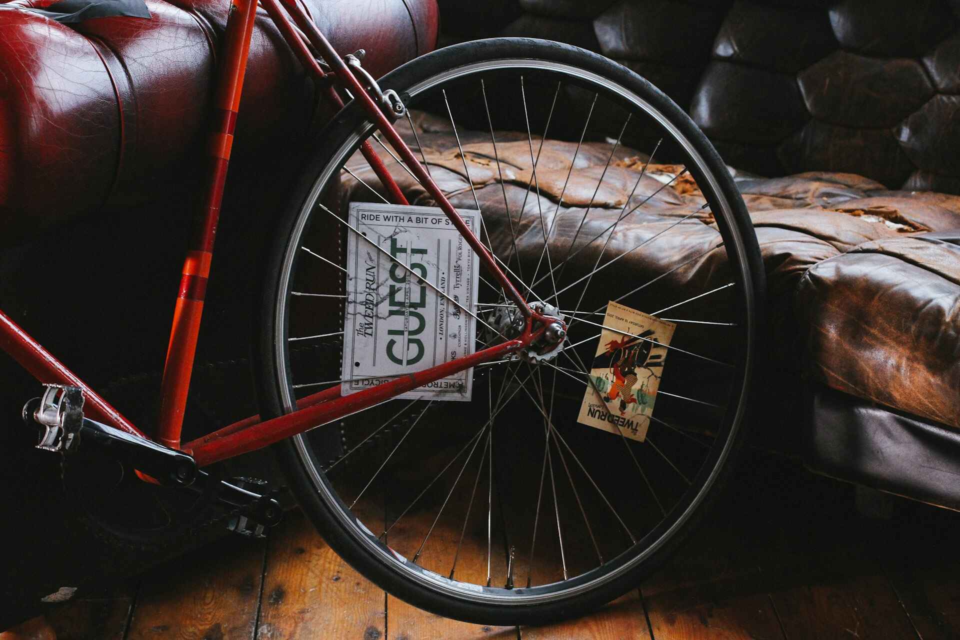 bicicleta roja junto a un sofá